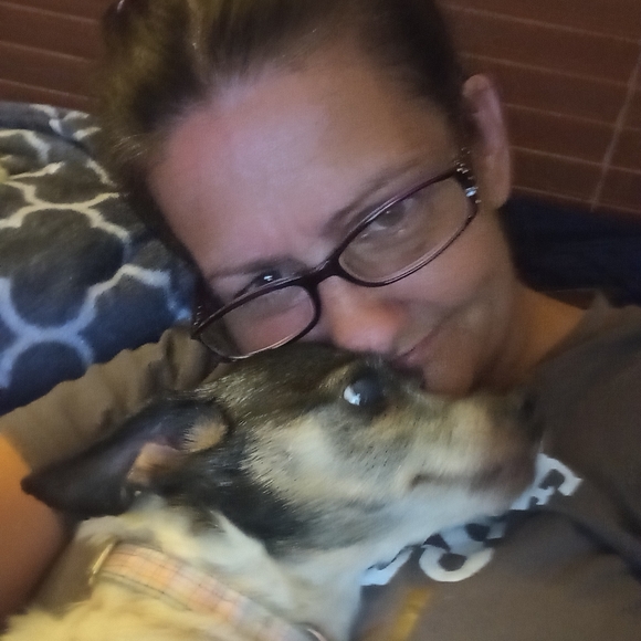 Meet your Posher, Lisa - Picture 2 of 3